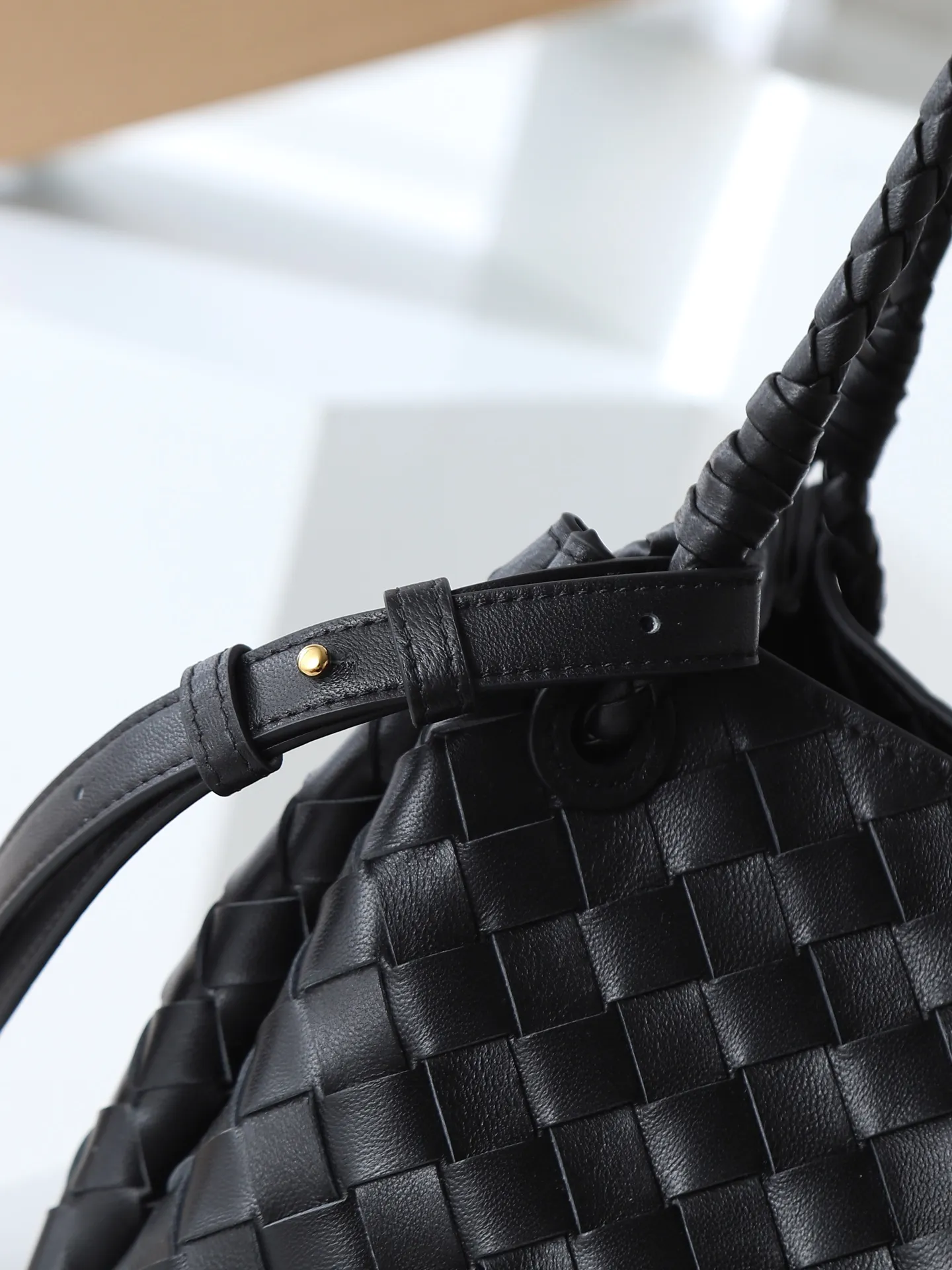 1300. BV's new intrecciato woven leather shoulder bag 🪂 835921 comes with a detachable diagonal shoulder strap and comes with a mini bag inside. The appearance retains the unique design of BV woven leather. The parachute bag is a bag that makes people fall in love before seeing the real thing. The small golden knot embellishment is full of simple and high-end sense to meet your needs in different occasions. Size: 29.5X18.5X17.5cm